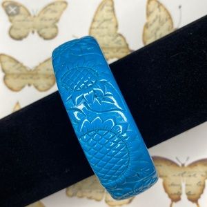 Vintage — lucite — turquoise — carved — bangle — braclet — 3 1/4”
